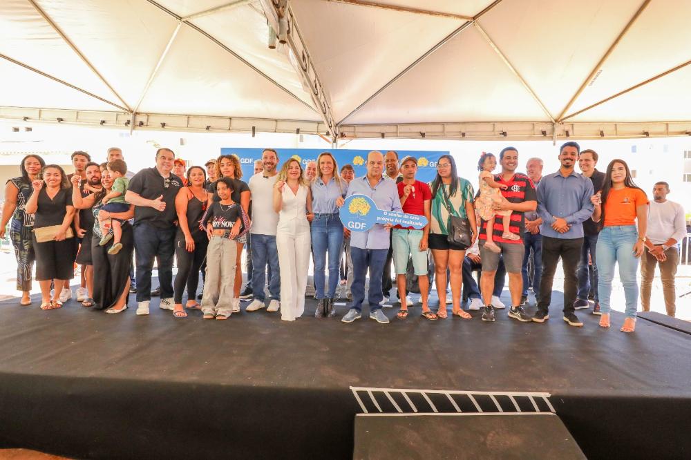 Capa da notícia: Ibaneis entrega mais 704 moradias no Itapoã Parque e anuncia duplicação de via na região